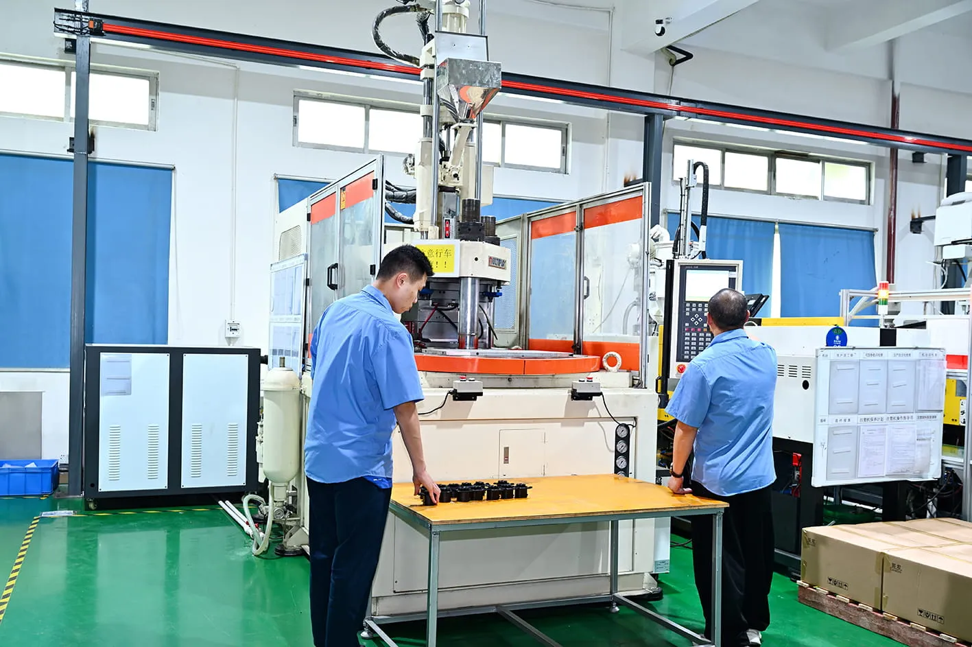 Vertical injection molding machine running insert molding