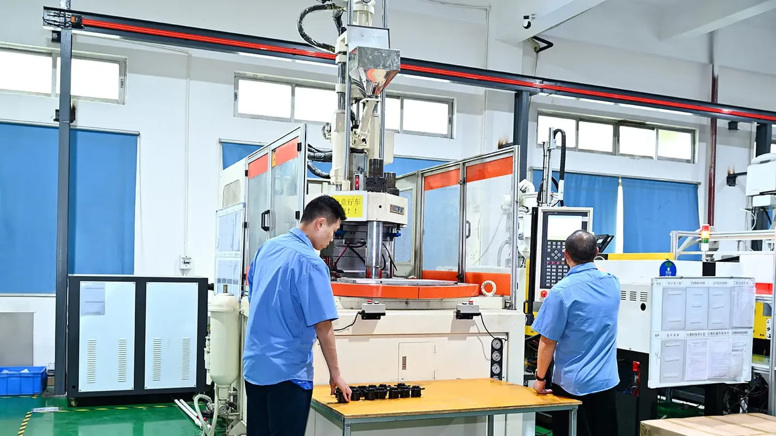 Vertical injection molding machine running two-material parts