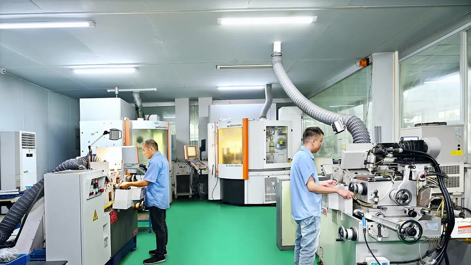 Centerless grinding machine finishing precision pins