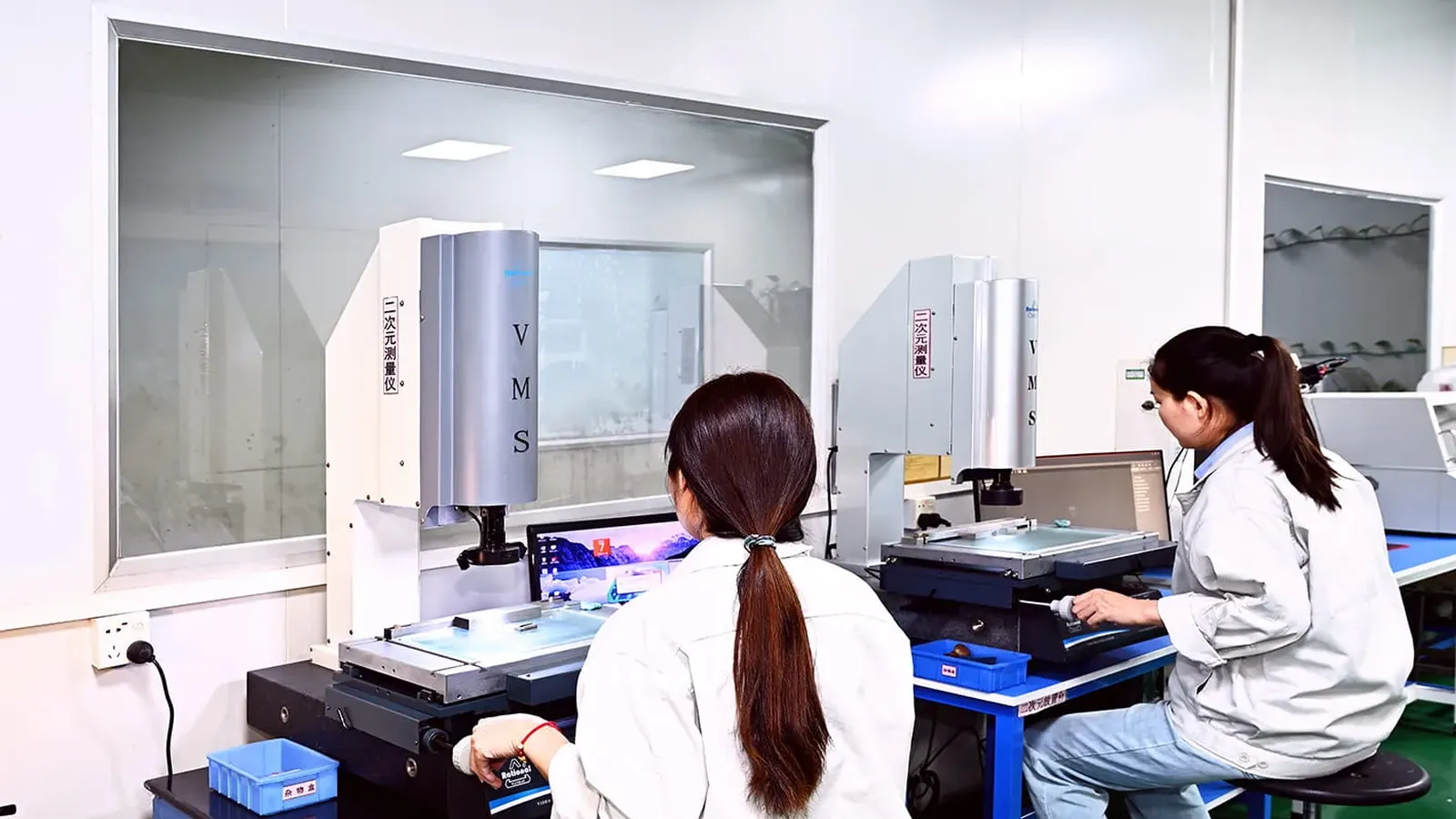 Optical projector checking the wall profile of a molded part