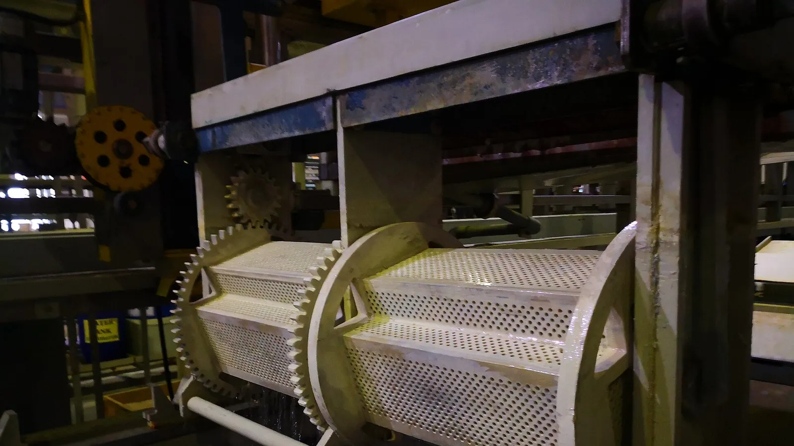 Barrel electroplating line with rotating drums over plating baths